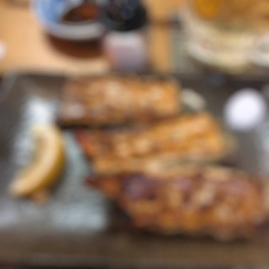 Masada bira ve ızgara et ve sosis soyut bulanıklığı..