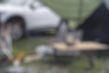 Çadırlı açık hava kamp masası.