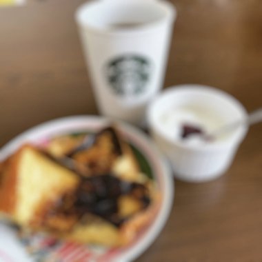 Kahve fincanı, çikolatalı kremalı ve pastalı.