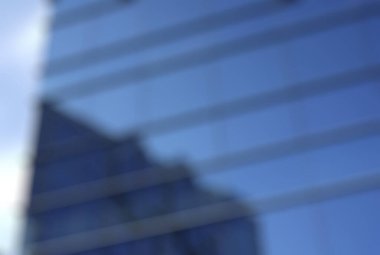 Mavi pencereli modern ofis binasının bulanık arka planı