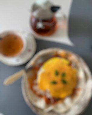 kahve fincanı ve masada kahve çekirdekleri