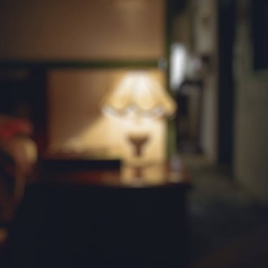 Kullanım tarzınız için eski tarz kahve dükkanının bulanık görüntüsü.