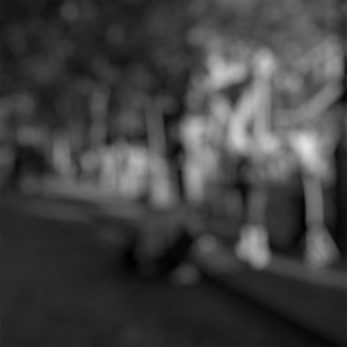 Sokaktaki insanlar bulanık.