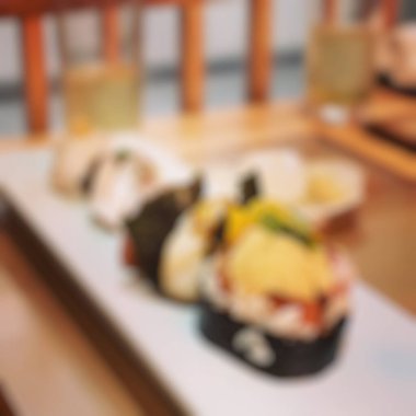 Japon mutfağı. Arka planda suşi rulosu