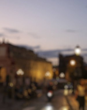 Bulanık arkaplan ile gece şehir caddesinin bulanık görüntüsü