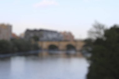 Modern şehrin bulanık arkaplanı