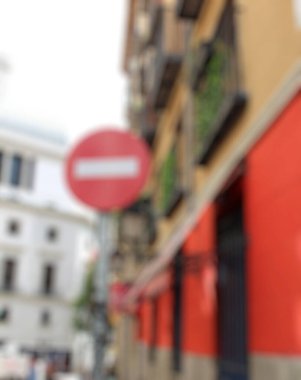 Kırmızı tuğla duvarlı sokak tabelasının bulanık görüntüsü