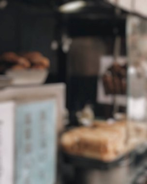 Kahve makinesiyle kahve dükkanında arka planda bulanıklık