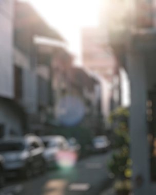 Gece şehirde arabanın bulanık görüntüsü.