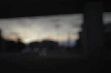 Gece yolda araba bulanıklaştı.