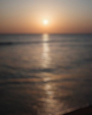 Sahilde bulanık günbatımı