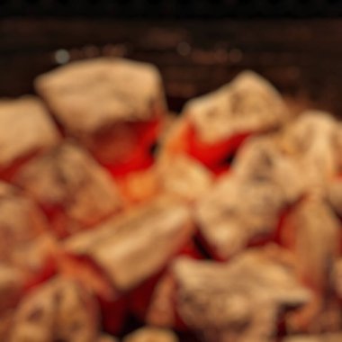 Şöminede yanan kırmızı ateş