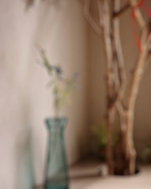 Ahşap tablo ve pencerenin bulanık arkaplanı