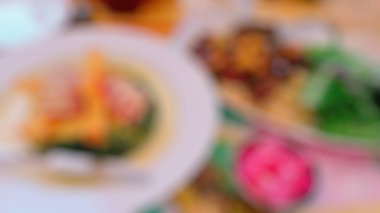 Restoran masasının bulanık arkaplanı