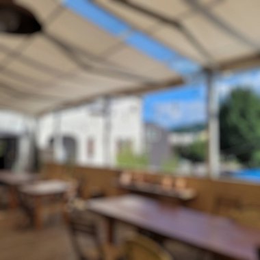 Arka plandaki masa üstü ve bulanık restoran