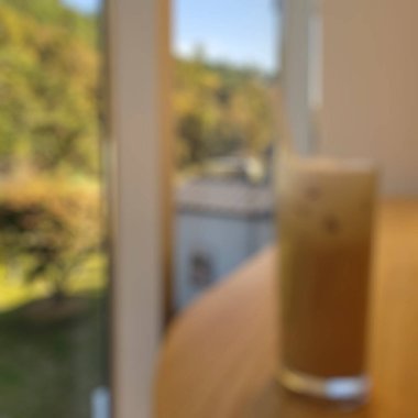 Masadaki bir bardak sütün bulanık görüntüsü