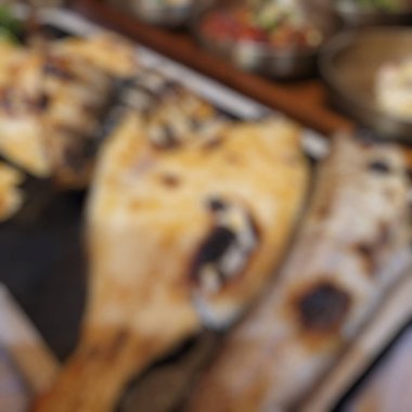 Restorandaki tavuk ve tavuğun bulanık fotoğrafı.