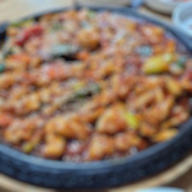 Yakın plan - sebzeli kızarmış tavuk manzarası