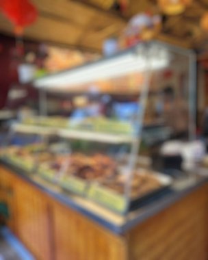 Bulanık görüntü, kafenin arka planı insanlarla dolu.