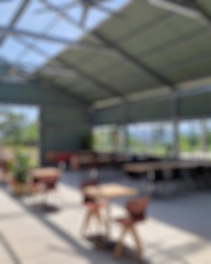 Geçmişi bulanık boş bir restoran masası