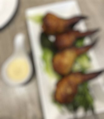 Soslu kızarmış tavuk kanadı.