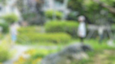 Arka plan bulanık. yeşil yapraklar ve çiçekler