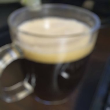 Kahve fincanı kahve dükkanında.