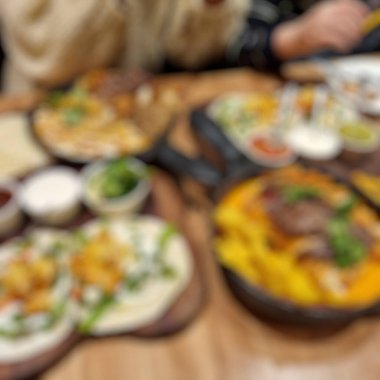 Restorandaki bir grup insanın soyut bulanıklığı.