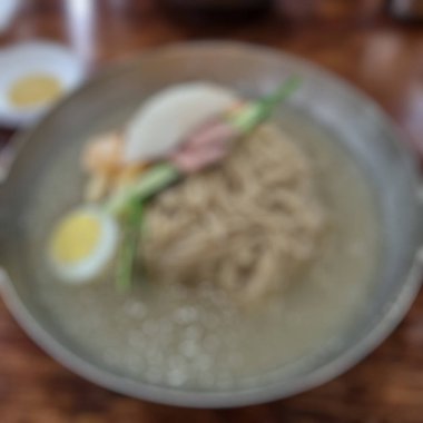 Erişte çorbası ve karides masada.