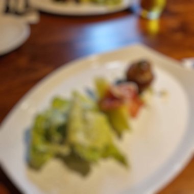 Lokantadaki lezzetli yiyeceklerin soyut bulanık arkaplanı