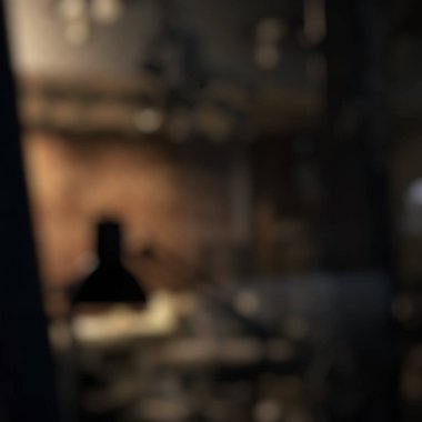 Bir restoranın arka planında şarap şişesi olan bulanık bir şarap kadehi.