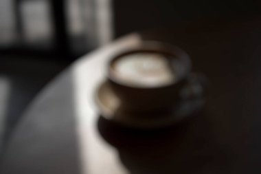 Soyut kahve fincanı ve kafenin arka planı.