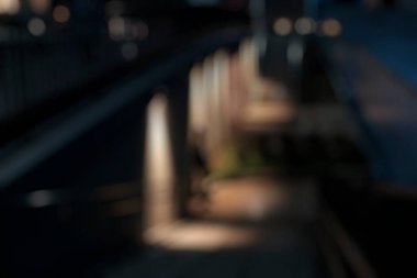 Trendeki araba bulanık.