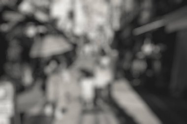 Şehir caddesinde yürüyen insanların bulanık görüntüsü