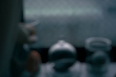 Bir bardak suya yaklaş.