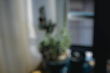 Bir evin penceresi ile bulanık arkaplan