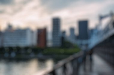 Nehir manzaralı modern bir ofis binasının bulanık görüntüsü