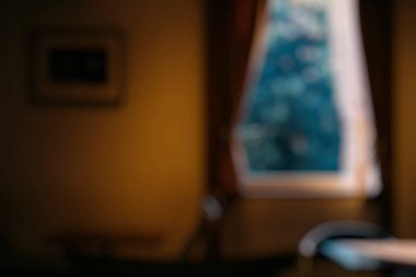 Oturma odası bulanık.