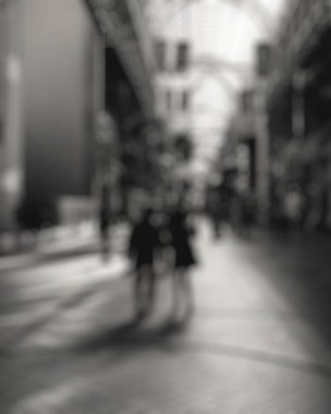 Bulanık insanların arka planına sahip modern binanın bulanık görüntüsü