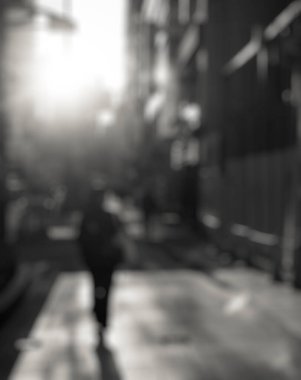 Geceleri sokakta yürüyen insanların soyut bulanıklığı.