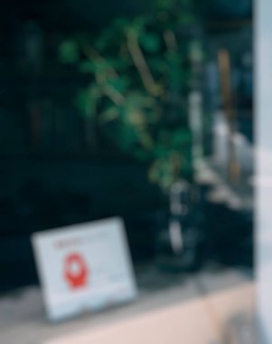 Kırmızı cam pencereli modern ofis manzarası bulanık