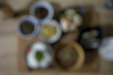 Restoranın arka planı bulanık