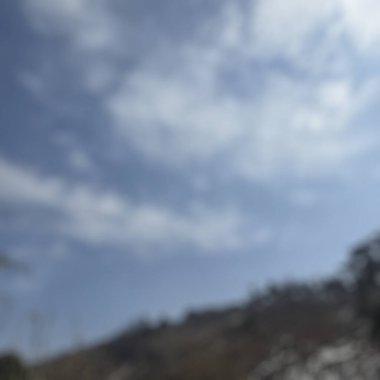 Gökyüzü ve dağların bulanık arkaplanı