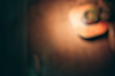 Koyu kahverengi bir duvarın bulanık arkaplanı