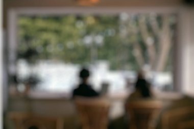 Bokeh imajı olan bir kafenin arka planı bulanık.