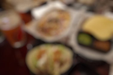 Arka plan bulanık. Restorandaki bulanık insanların soyut arkaplanı.