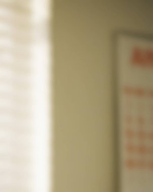 Arkaplan kullanımı için ofisi olan boş odanın bulanık görüntüsü.