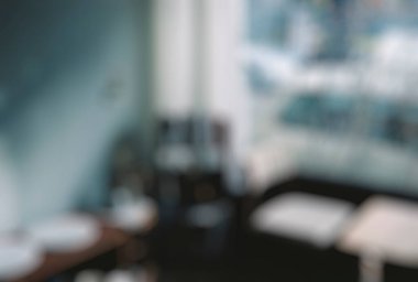 Kahve fincanı ve arka planı bulanık kahve dükkanı.