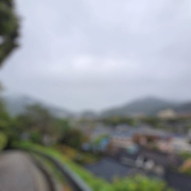 Dağla dağların bulanık arkaplanı.