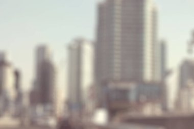 Arkaplanda şehrin bulanık görünümü